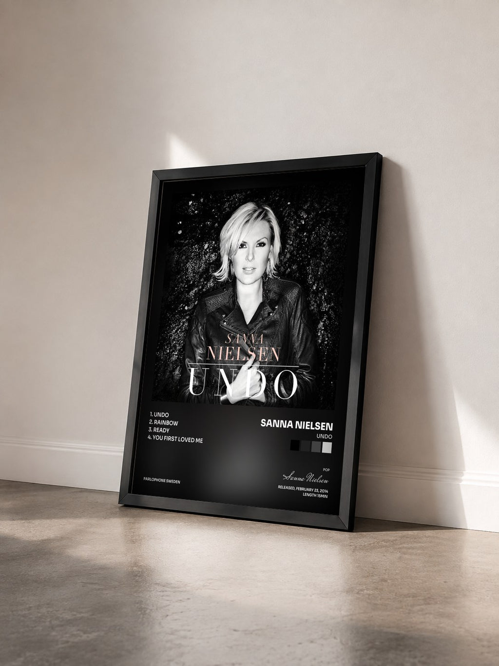 #noir Tableau de l'album Undo de Sanna Nielsen vu de trois quarts, cadre noir