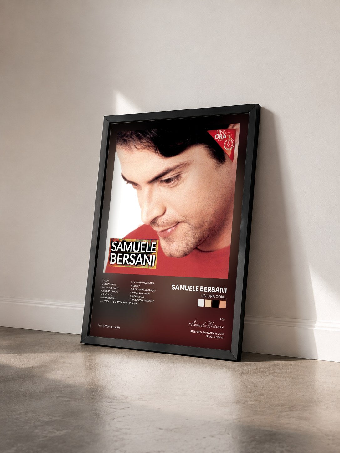 #noir Tableau de l'album Un'ora con... de Samuele Bersani vu de trois quarts, cadre noir