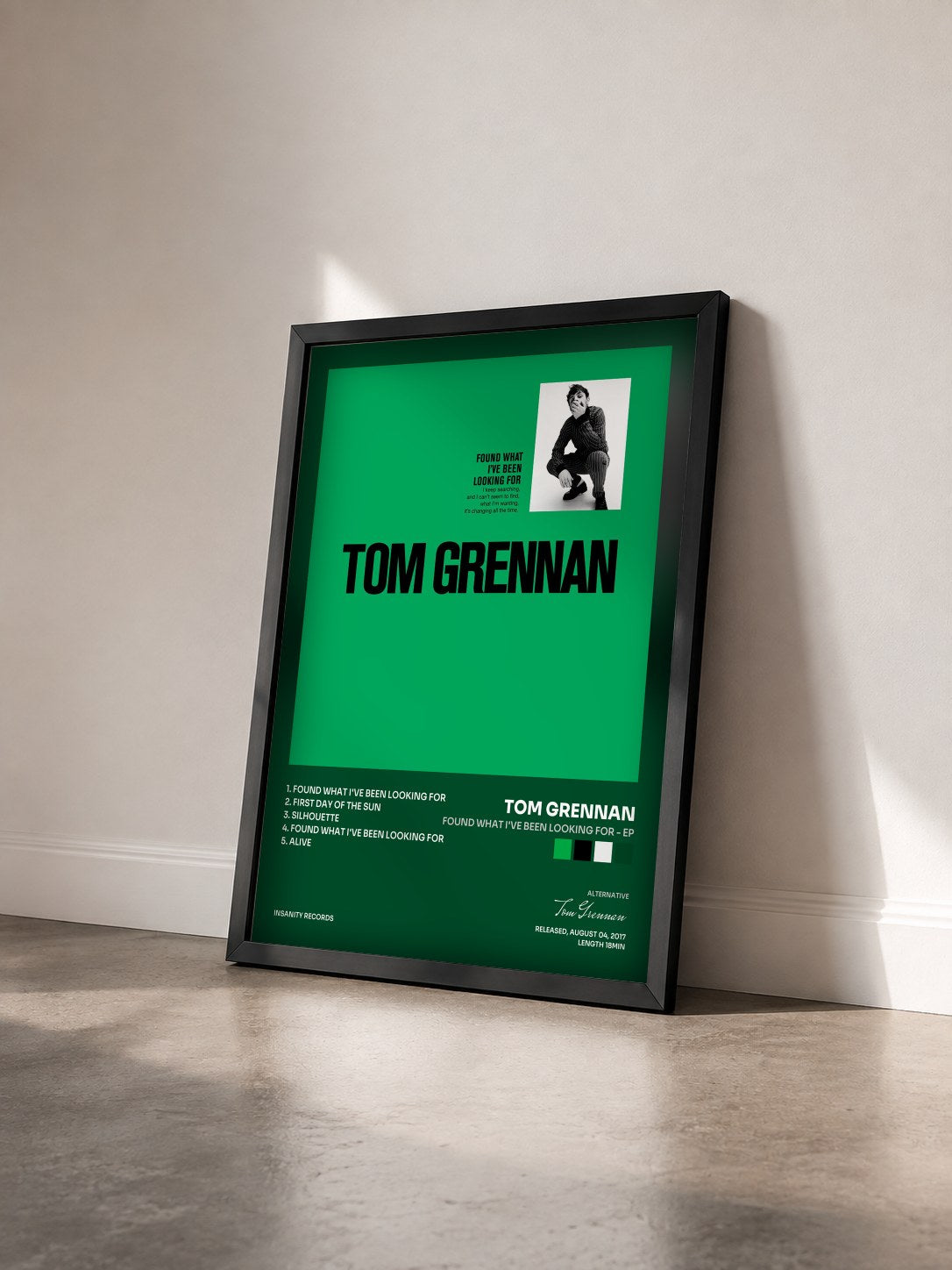 #noir Tableau de l'album Found What I've Been Looking For - EP de Tom Grennan vu de trois quarts, cadre noir