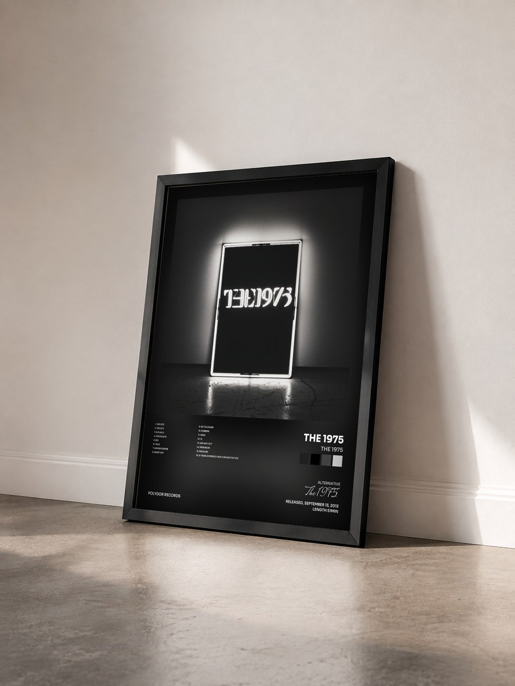 #noir Tableau de l'album The 1975 de The 1975 vu de trois quarts, cadre noir