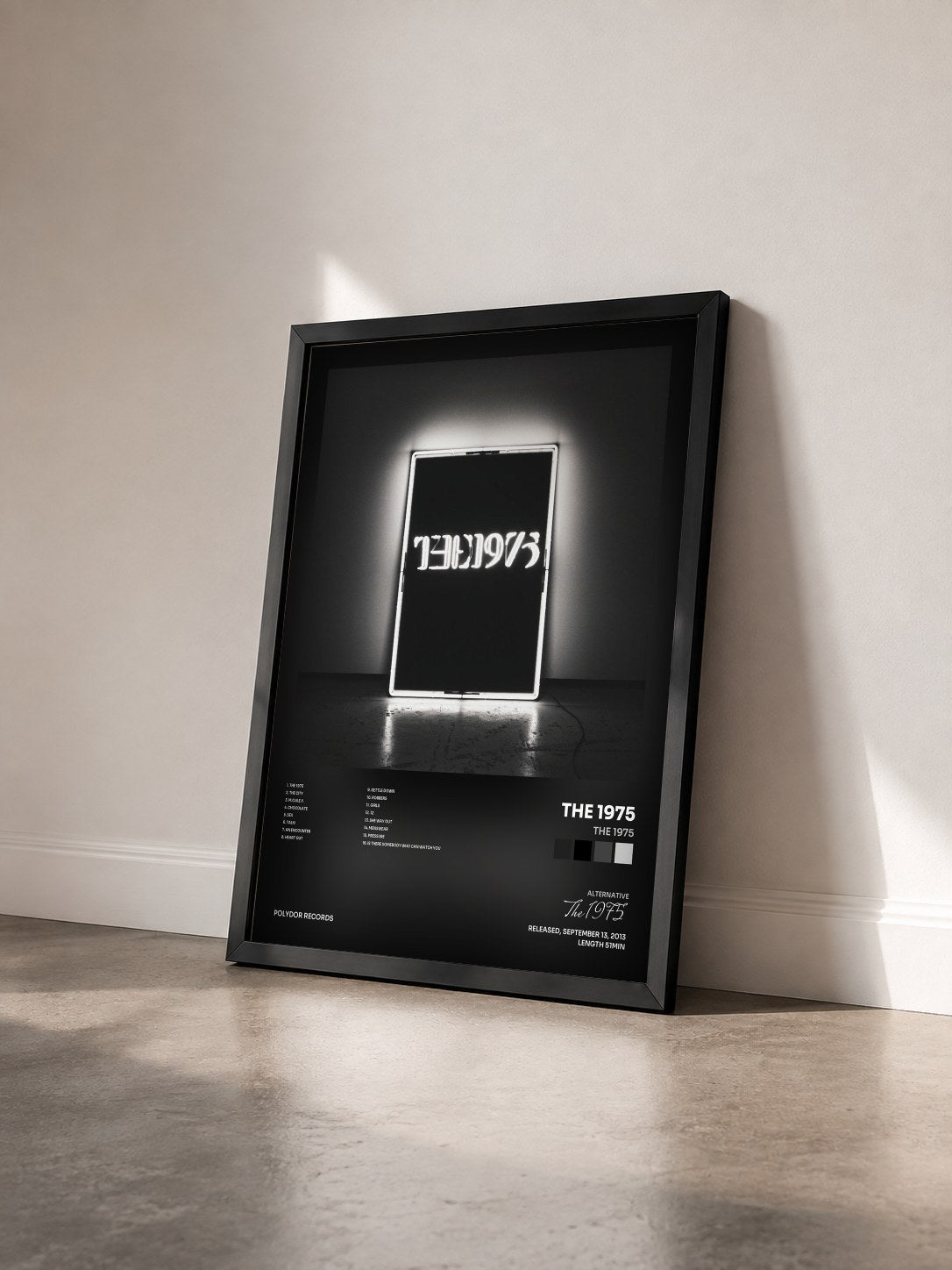 #noir Tableau de l'album The 1975 de The 1975 vu de trois quarts, cadre noir