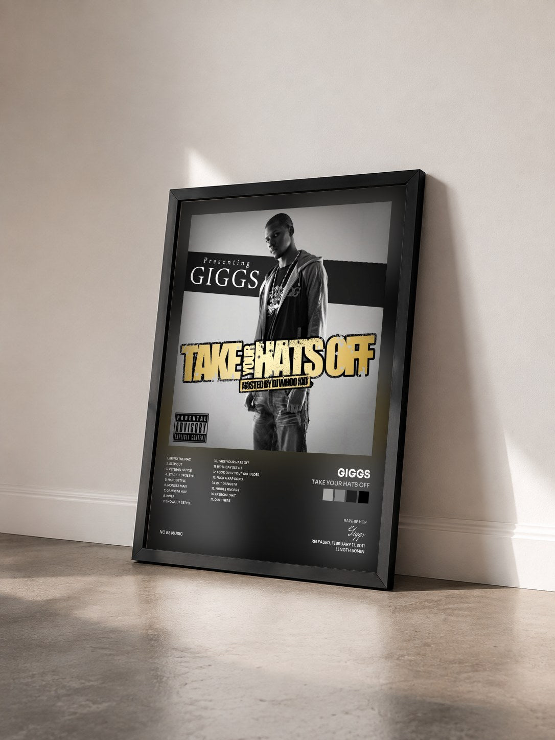 #noir Tableau de l'album Take Your Hats Off de Giggs vu de trois quarts, cadre noir