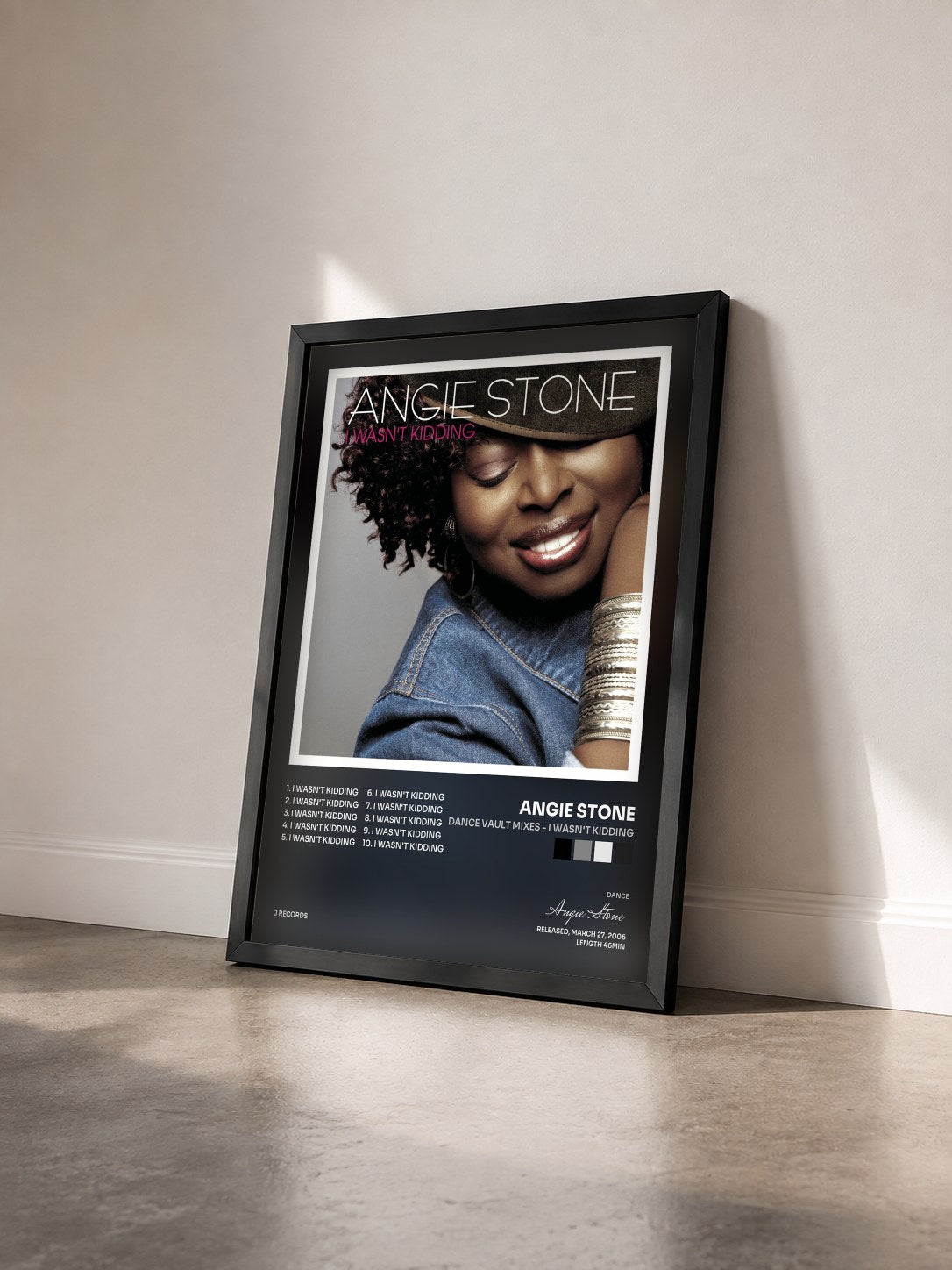 #noir Tableau de l'album Dance Vault Mixes - I Wasn't Kidding de Angie Stone vu de trois quarts, cadre noir