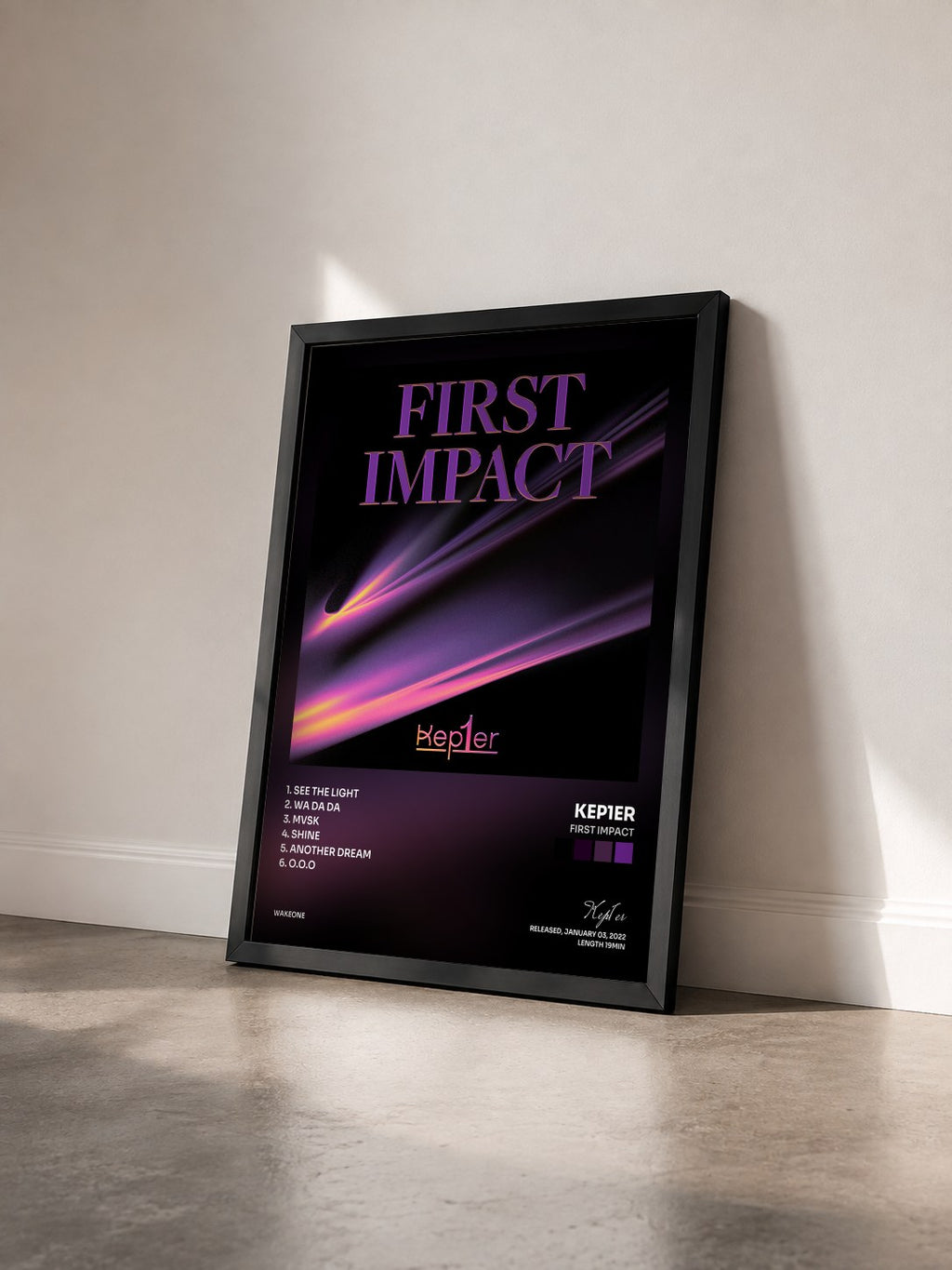 #noir Tableau de l'album FIRST IMPACT de Kep1er vu de trois quarts, cadre noir