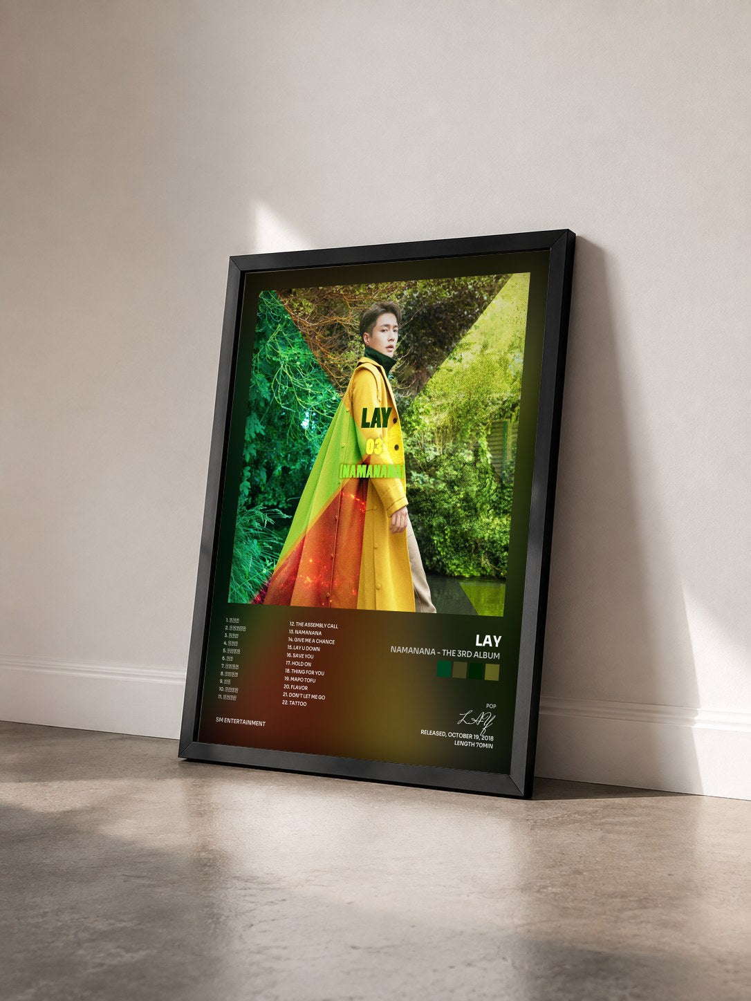 #noir Tableau de l'album NAMANANA - The 3rd Album de LAY vu de trois quarts, cadre noir