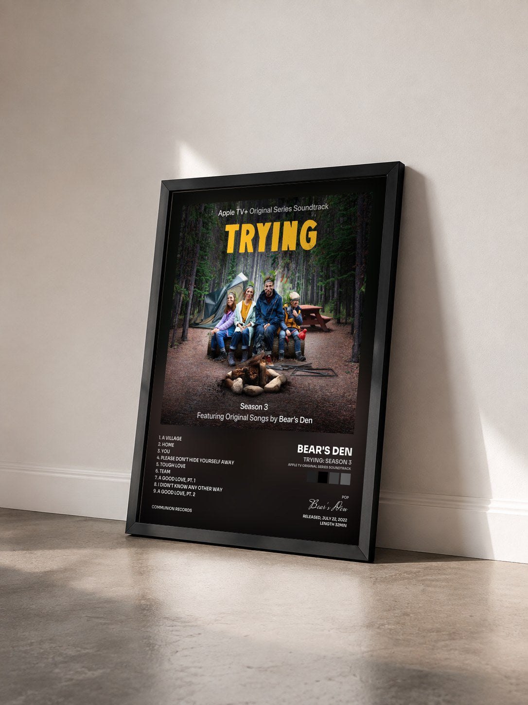 #noir Tableau de l'album Trying: Season 3 (Apple TV Original Series Soundtrack) de Bear's Den vu de trois quarts, cadre noir