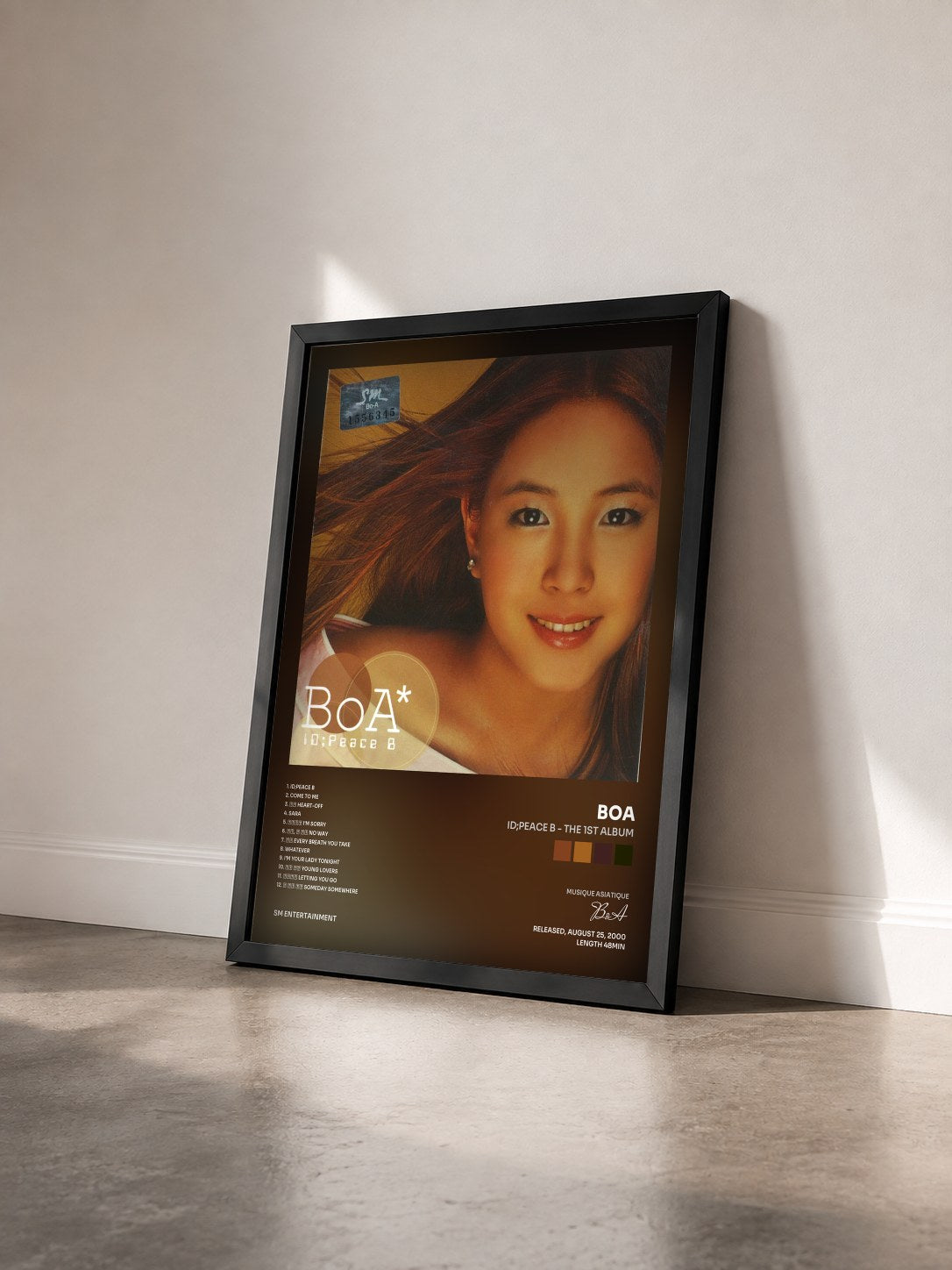 #noir Tableau de l'album ID;Peace B - The 1st Album de BoA vu de trois quarts, cadre noir