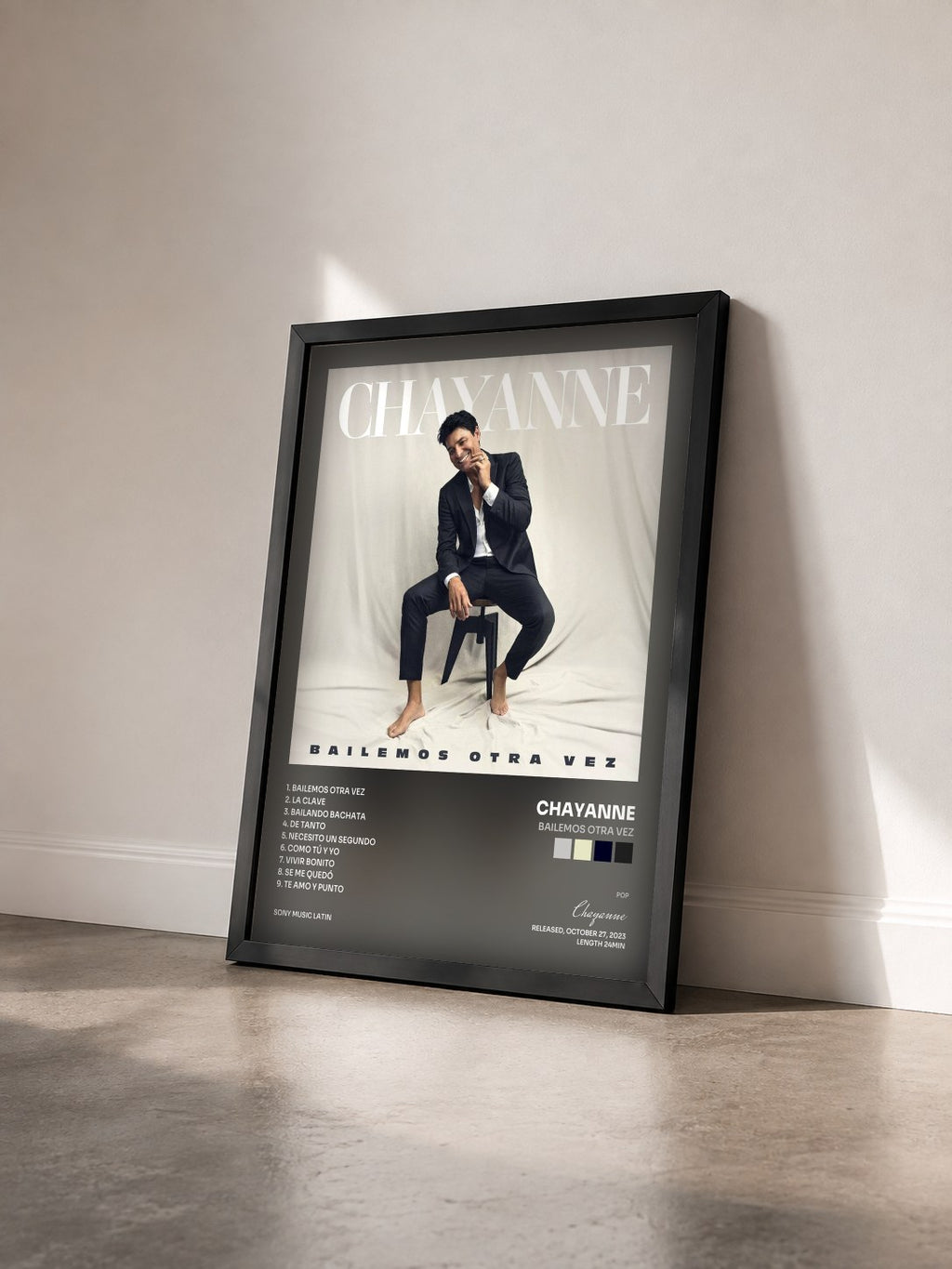 #noir Tableau de l'album Bailemos Otra Vez de Chayanne vu de trois quarts, cadre noir