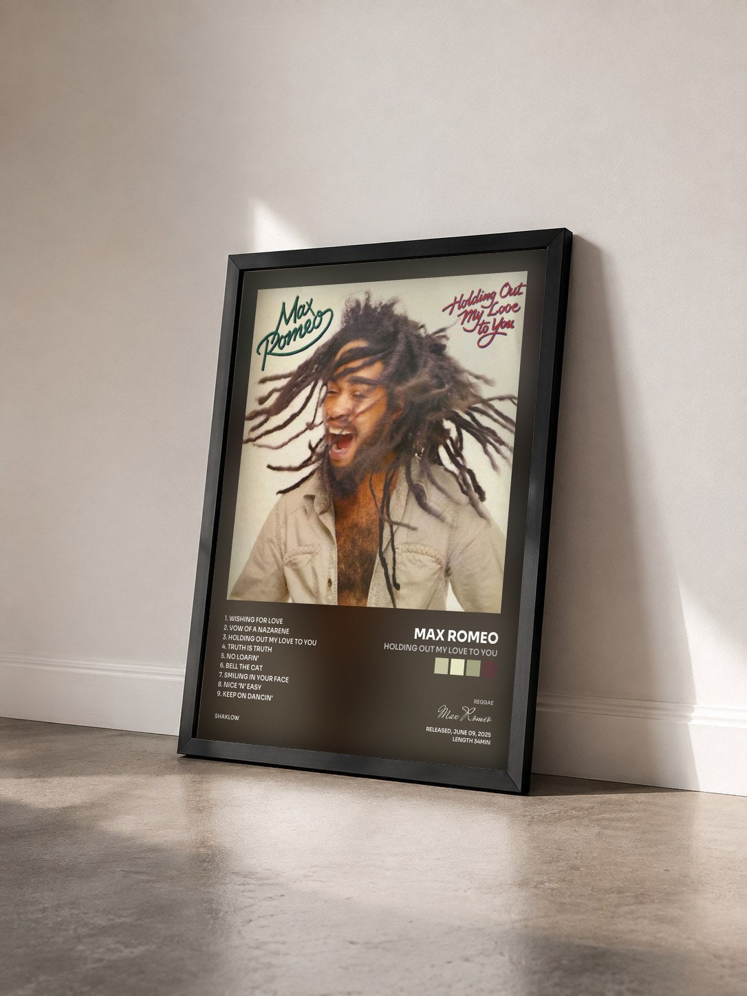 #noir Tableau de l'album Holding Out My Love To You de Max Romeo vu de trois quarts, cadre noir