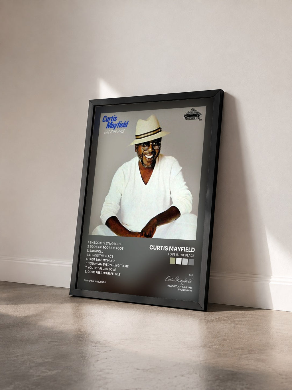 #noir Tableau de l'album Love is the Place de Curtis Mayfield vu de trois quarts, cadre noir