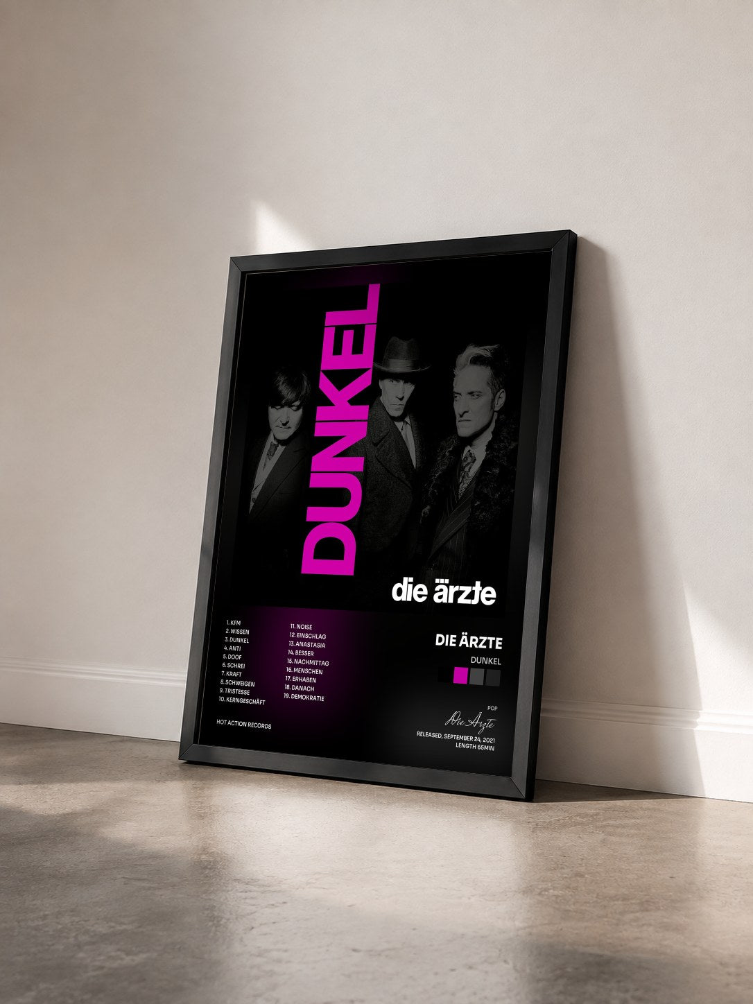 #noir Tableau de l'album DUNKEL de Die Ärzte vu de trois quarts, cadre noir