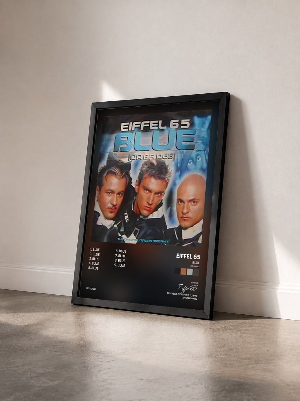#noir Tableau de l'album Blue (Da Ba Dee) de Eiffel 65 vu de trois quarts, cadre noir