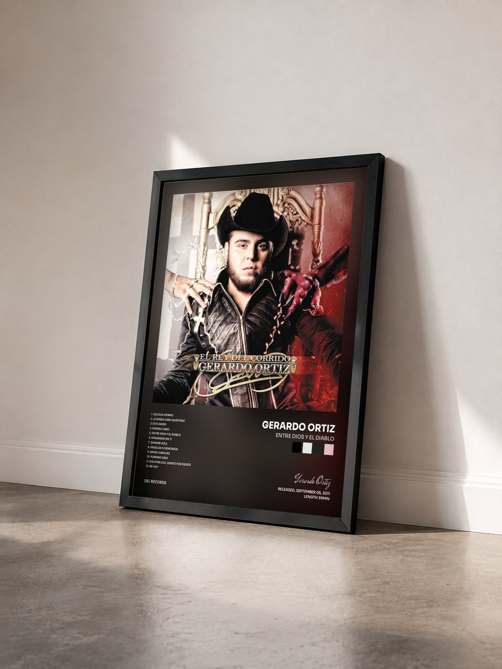 #noir Tableau de l'album Entre Dios Y El Diablo de Gerardo Ortiz vu de trois quarts, cadre noir