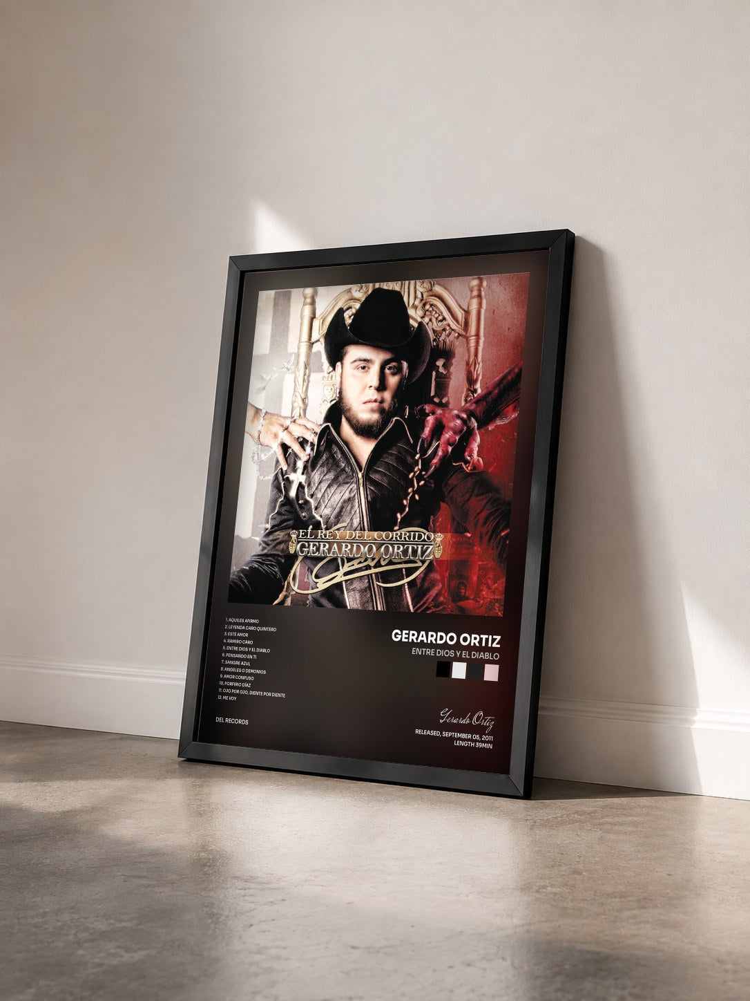 #noir Tableau de l'album Entre Dios Y El Diablo de Gerardo Ortiz vu de trois quarts, cadre noir