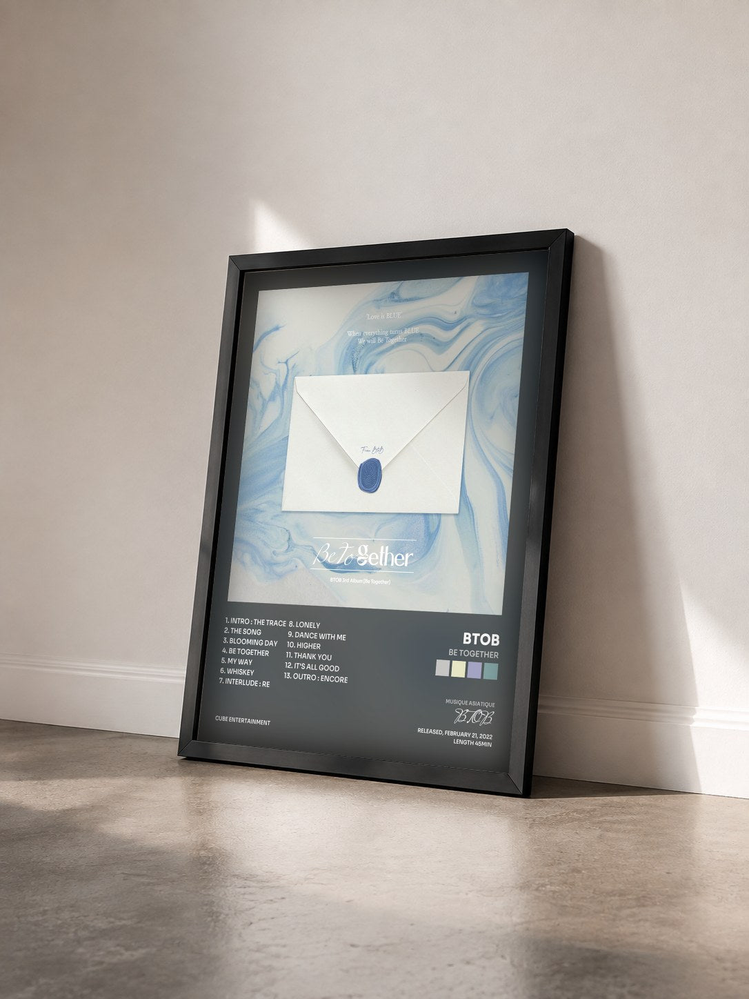 #noir Tableau de l'album Be Together de BTOB vu de trois quarts, cadre noir