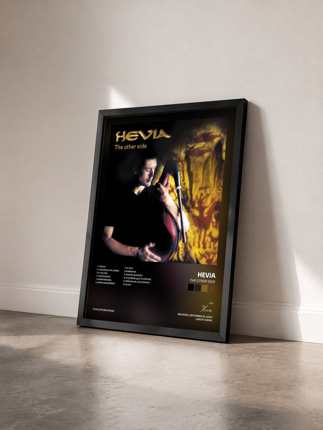 #noir Tableau de l'album The Other Side de Hevia vu de trois quarts, cadre noir