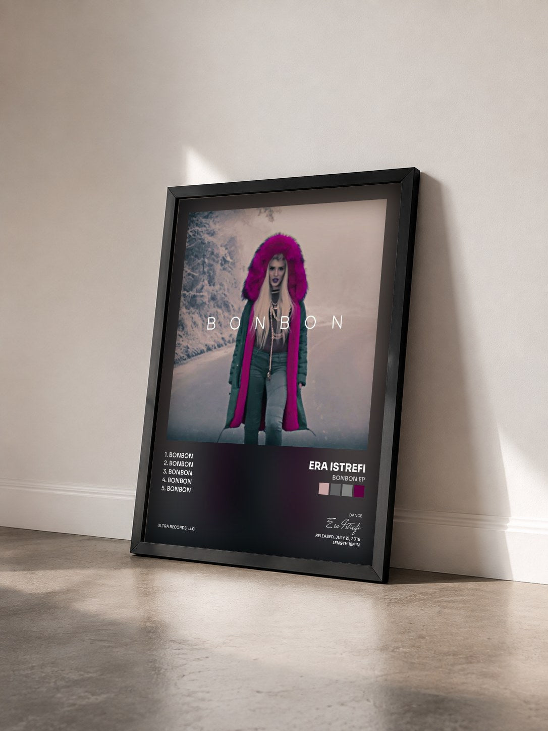 #noir Tableau de l'album Bonbon EP de Era Istrefi vu de trois quarts, cadre noir