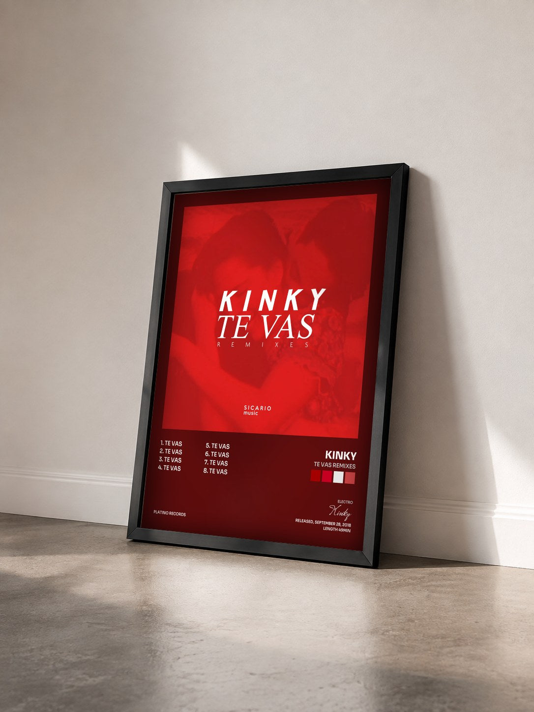 #noir Tableau de l'album Te Vas Remixes de Kinky vu de trois quarts, cadre noir