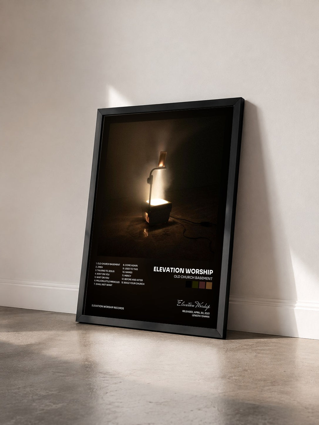 #noir Tableau de l'album Old Church Basement de Elevation Worship vu de trois quarts, cadre noir