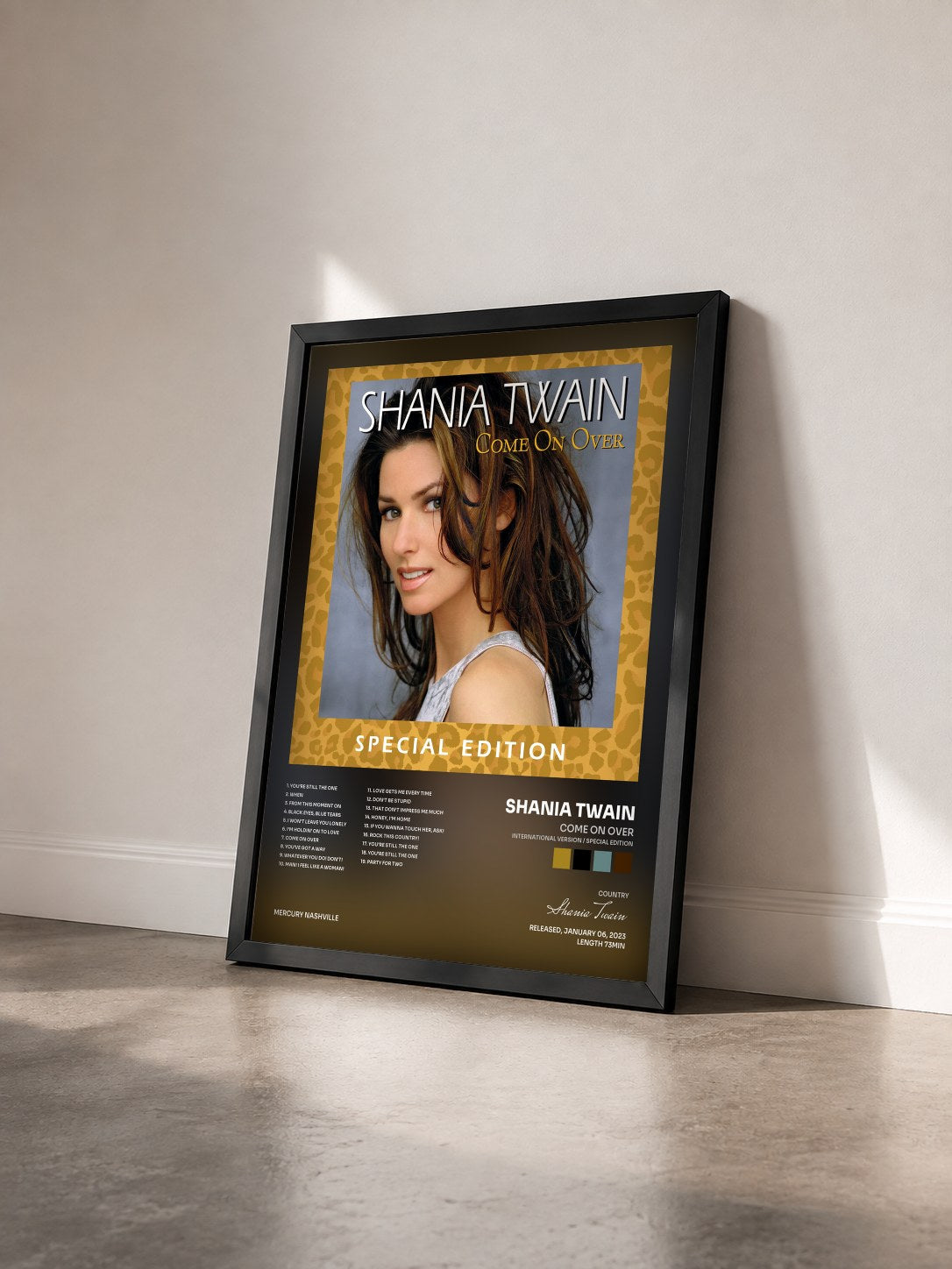 #noir Tableau de l'album Come On Over (International Version / Special Edition) de Shania Twain vu de trois quarts, cadre noir