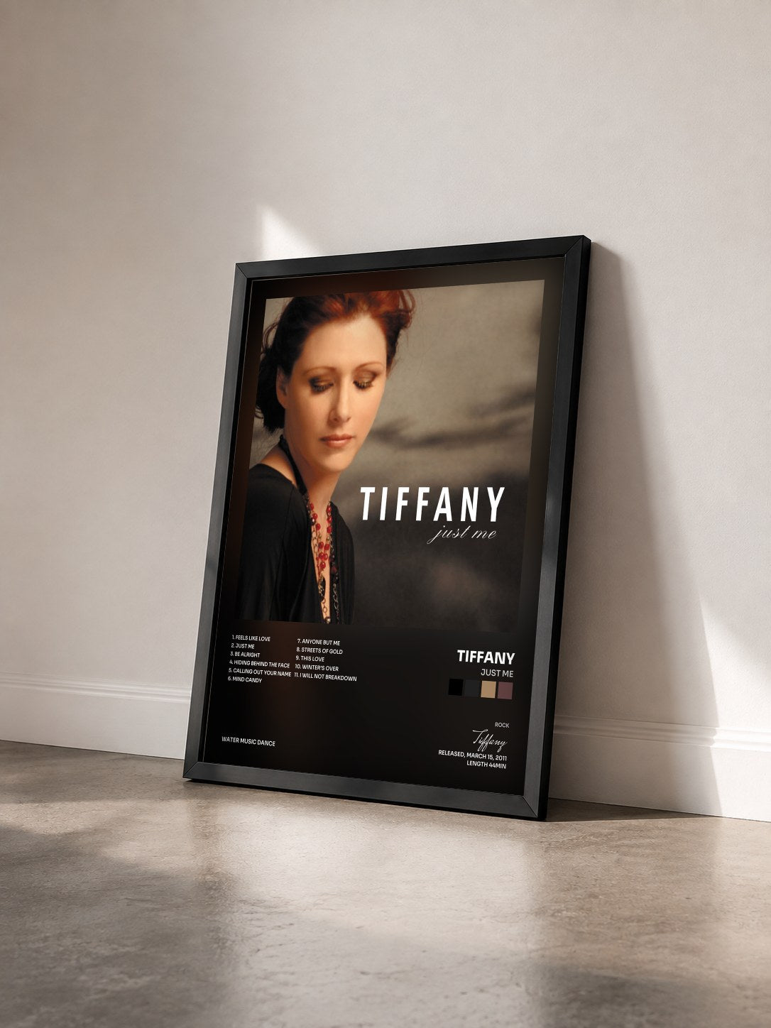 #noir Tableau de l'album Just Me de Tiffany vu de trois quarts, cadre noir
