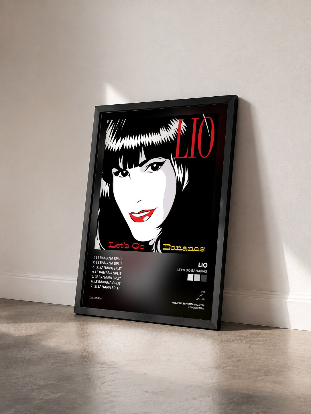 #noir Tableau de l'album Let's Go Bananas de Lio vu de trois quarts, cadre noir