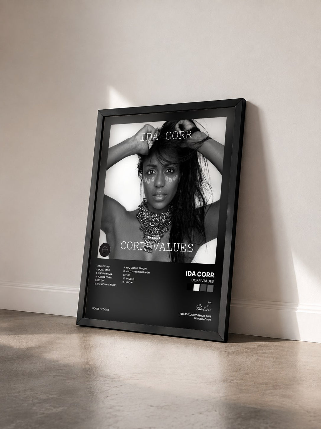 #noir Tableau de l'album Corr Values de Ida Corr vu de trois quarts, cadre noir