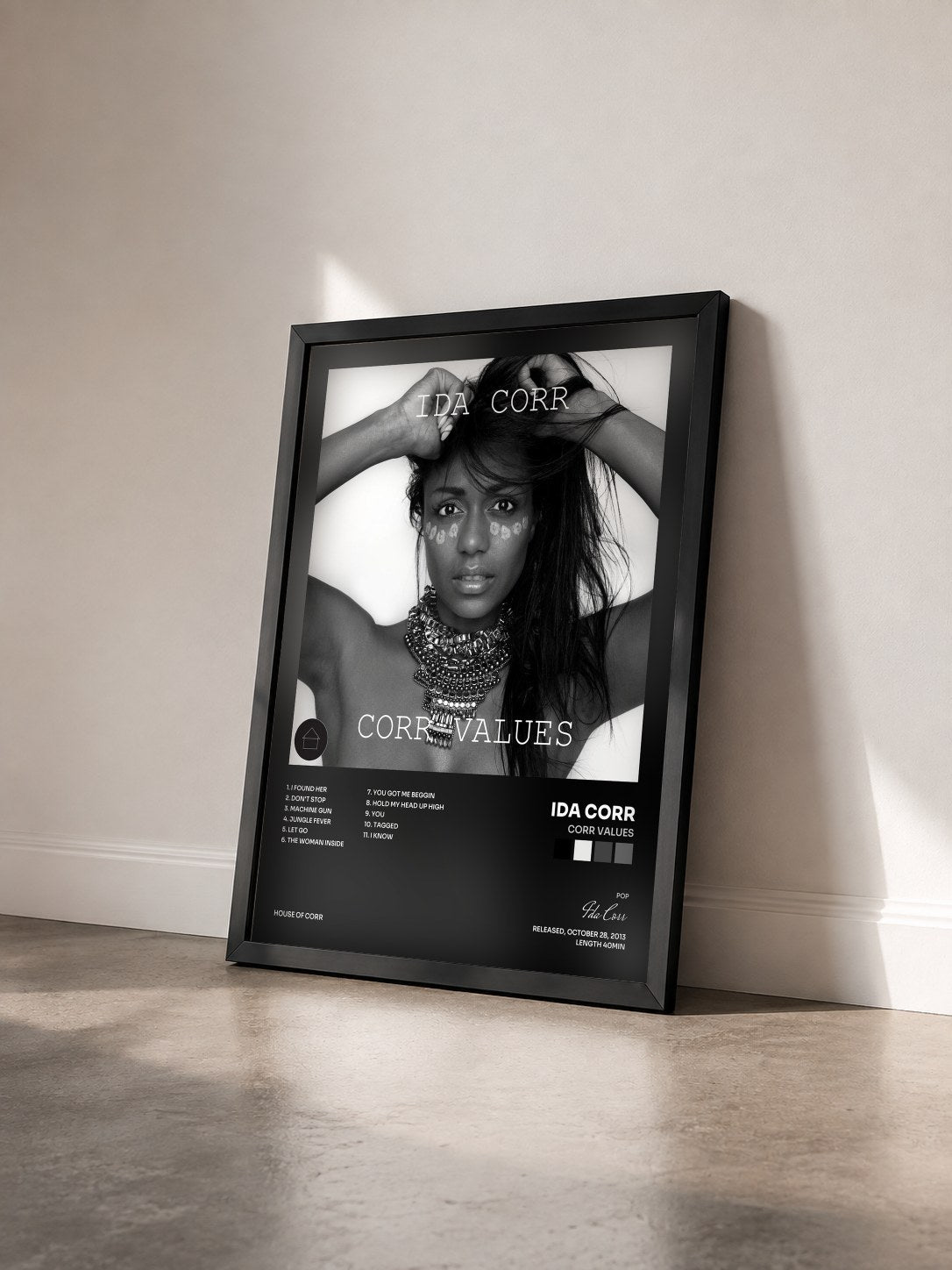 #noir Tableau de l'album Corr Values de Ida Corr vu de trois quarts, cadre noir