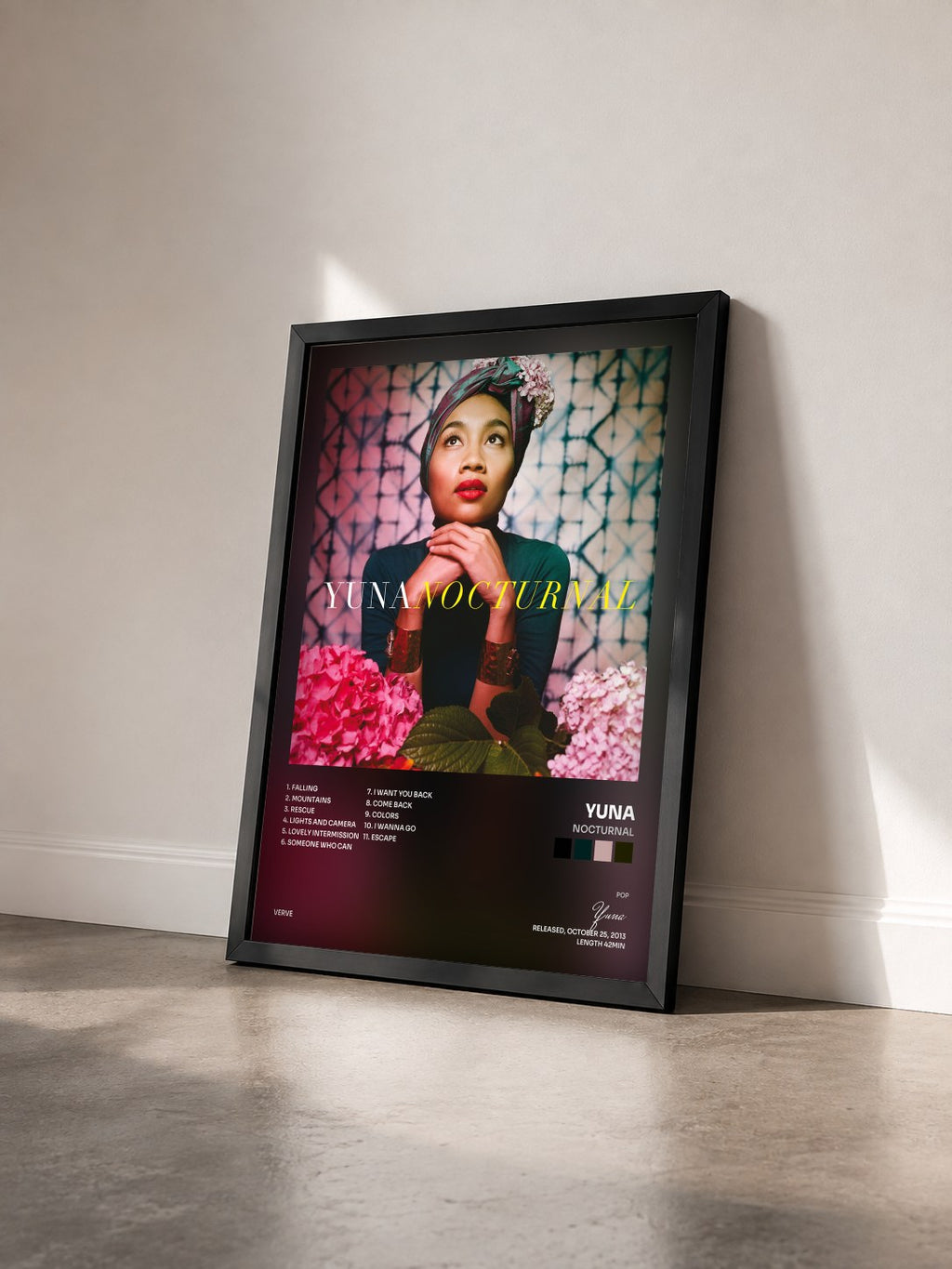 #noir Tableau de l'album Nocturnal de Yuna vu de trois quarts, cadre noir