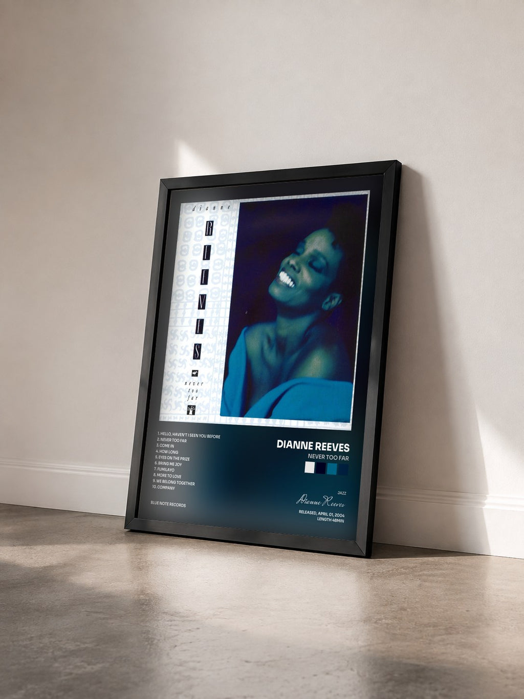 #noir Tableau de l'album Never Too Far de Dianne Reeves vu de trois quarts, cadre noir