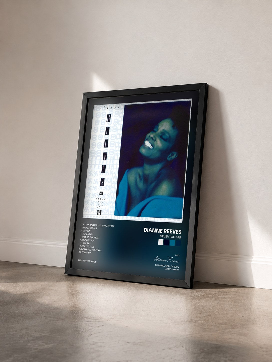 #noir Tableau de l'album Never Too Far de Dianne Reeves vu de trois quarts, cadre noir