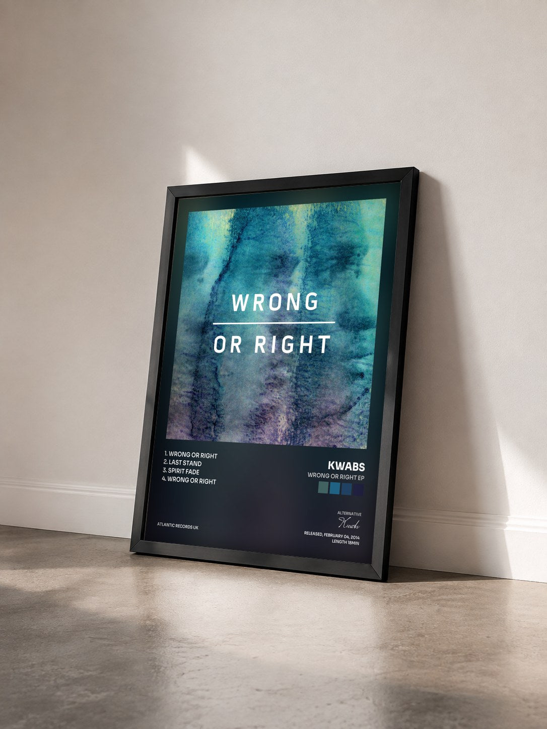 #noir Tableau de l'album Wrong or Right EP de Kwabs vu de trois quarts, cadre noir