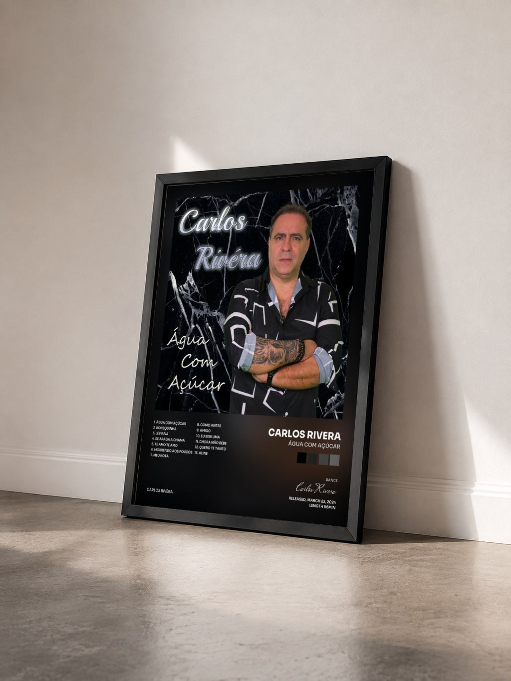#noir Tableau de l'album Água Com Açúcar de Carlos Rivera vu de trois quarts, cadre noir