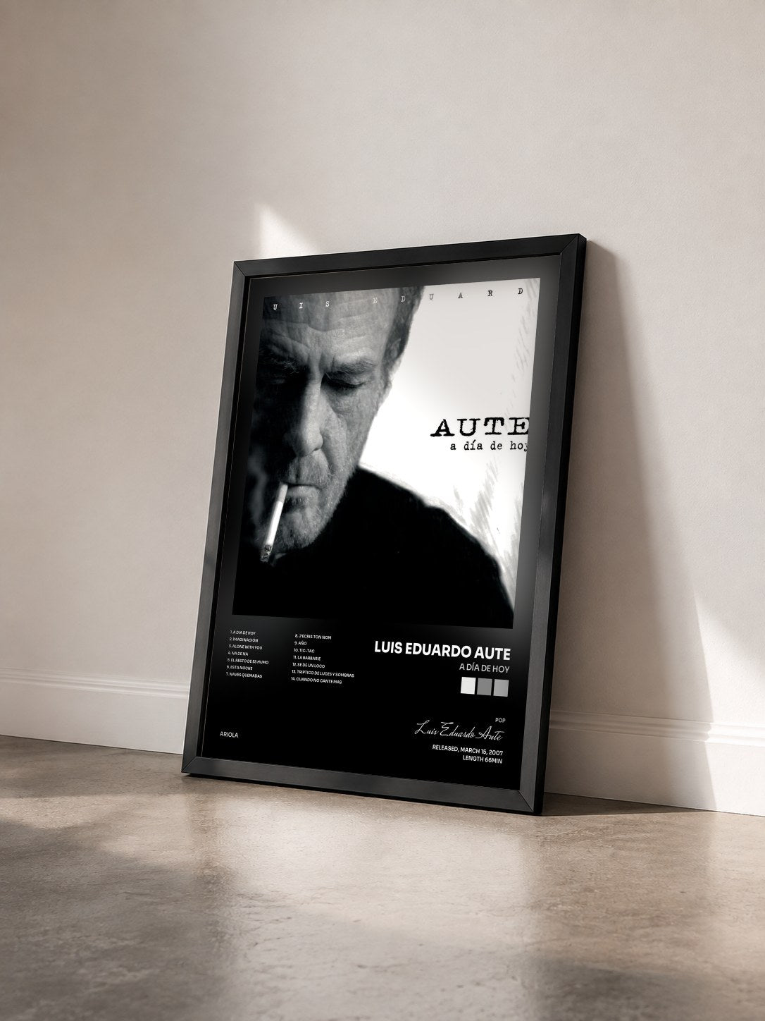 #noir Tableau de l'album A Día De Hoy de Luis Eduardo Aute vu de trois quarts, cadre noir