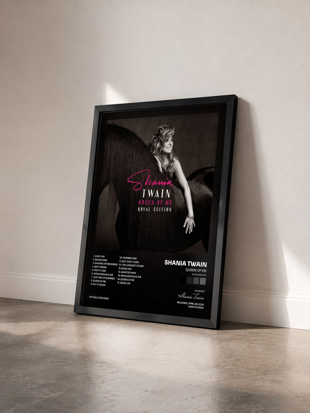 #noir Tableau de l'album Queen Of Me (Royal Edition) de Shania Twain vu de trois quarts, cadre noir