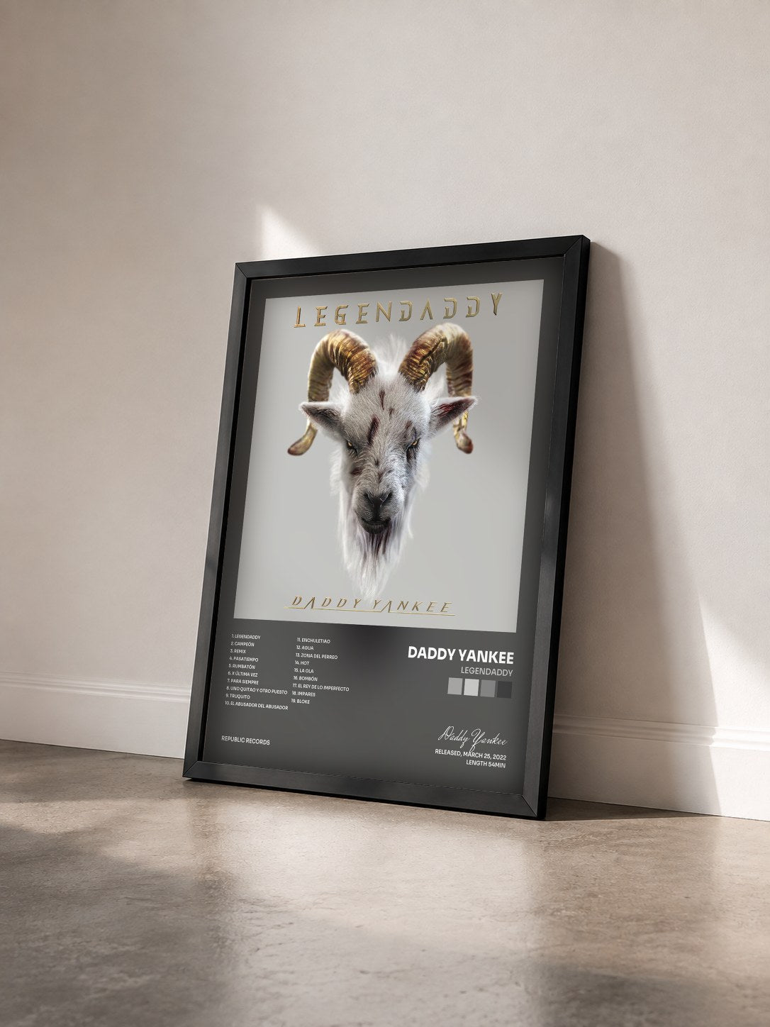 #noir Tableau de l'album LEGENDADDY de Daddy Yankee vu de trois quarts, cadre noir