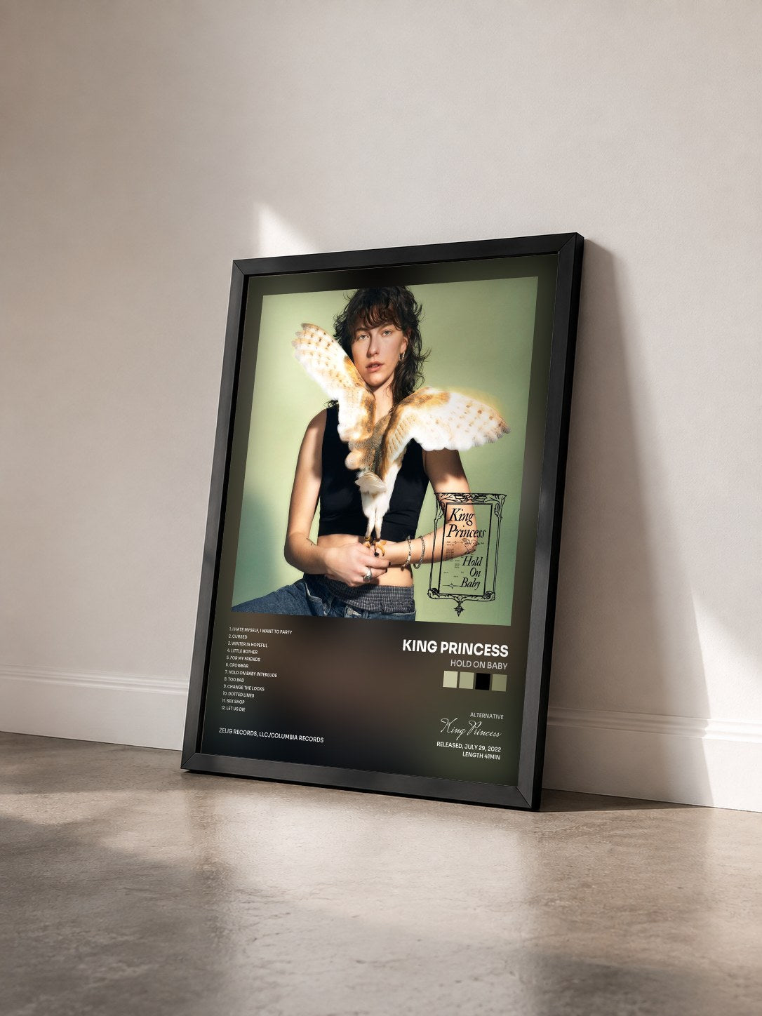 #noir Tableau de l'album Hold On Baby de King Princess vu de trois quarts, cadre noir