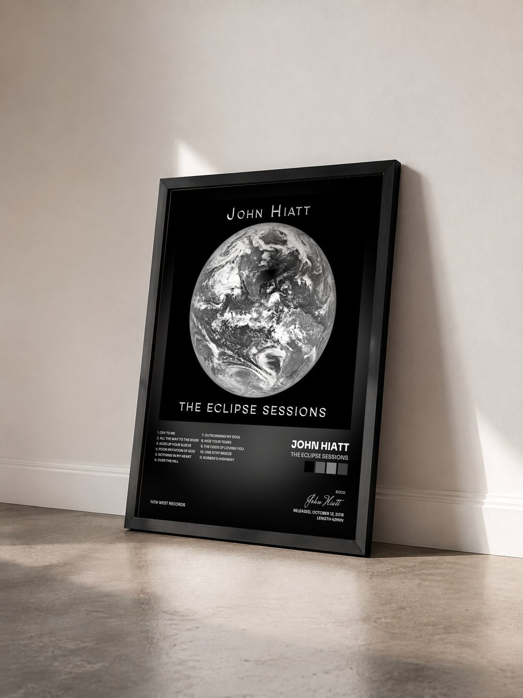 #noir Tableau de l'album The Eclipse Sessions de John Hiatt vu de trois quarts, cadre noir
