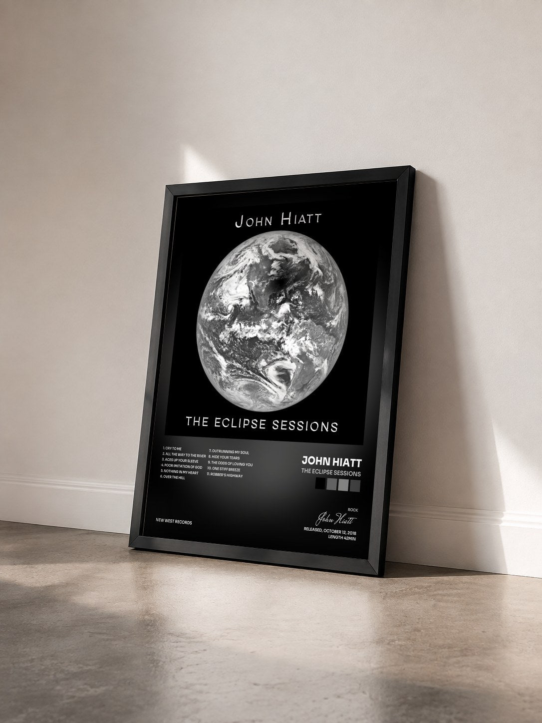 #noir Tableau de l'album The Eclipse Sessions de John Hiatt vu de trois quarts, cadre noir