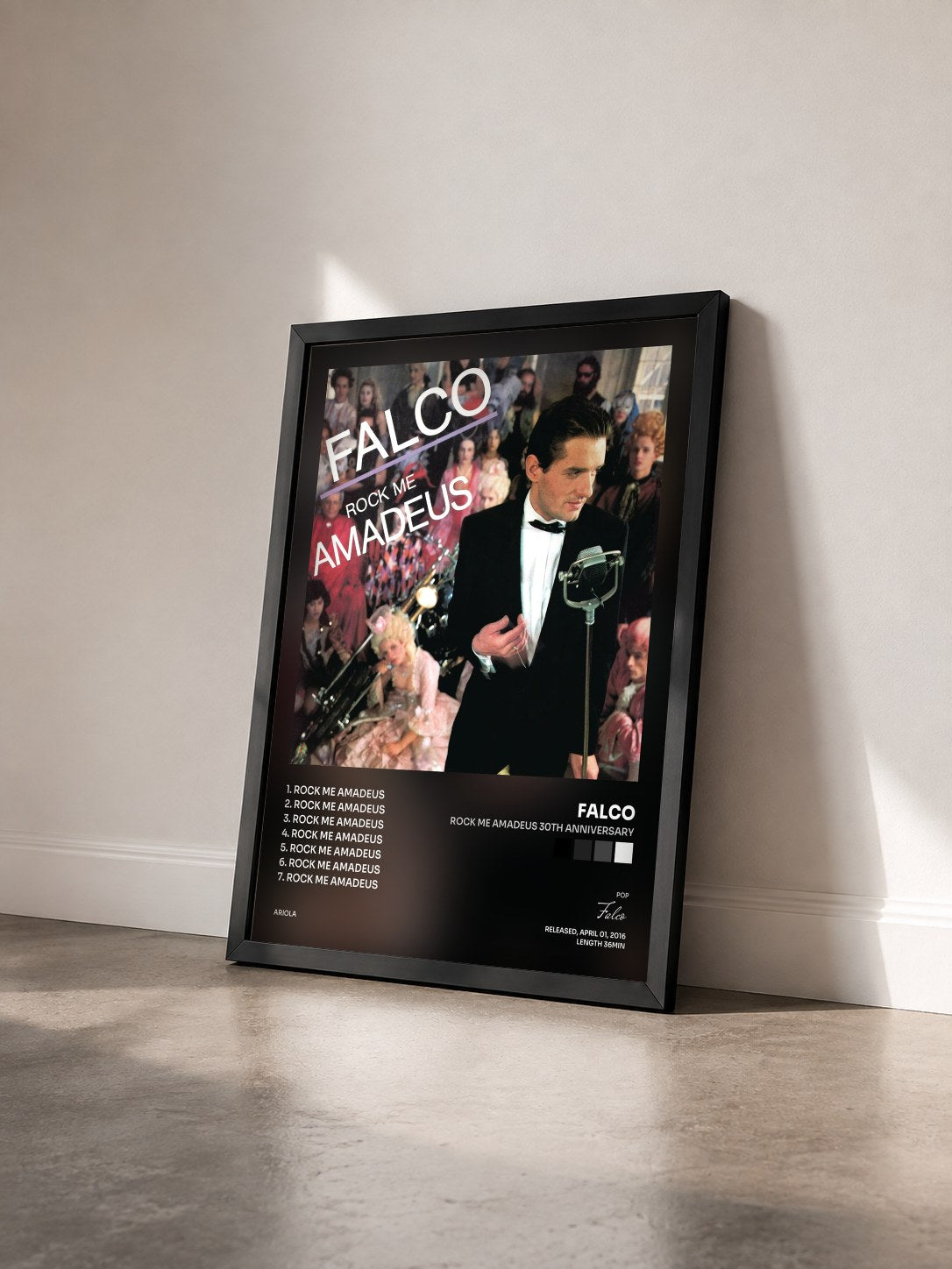 #noir Tableau de l'album Rock Me Amadeus 30th Anniversary de Falco vu de trois quarts, cadre noir