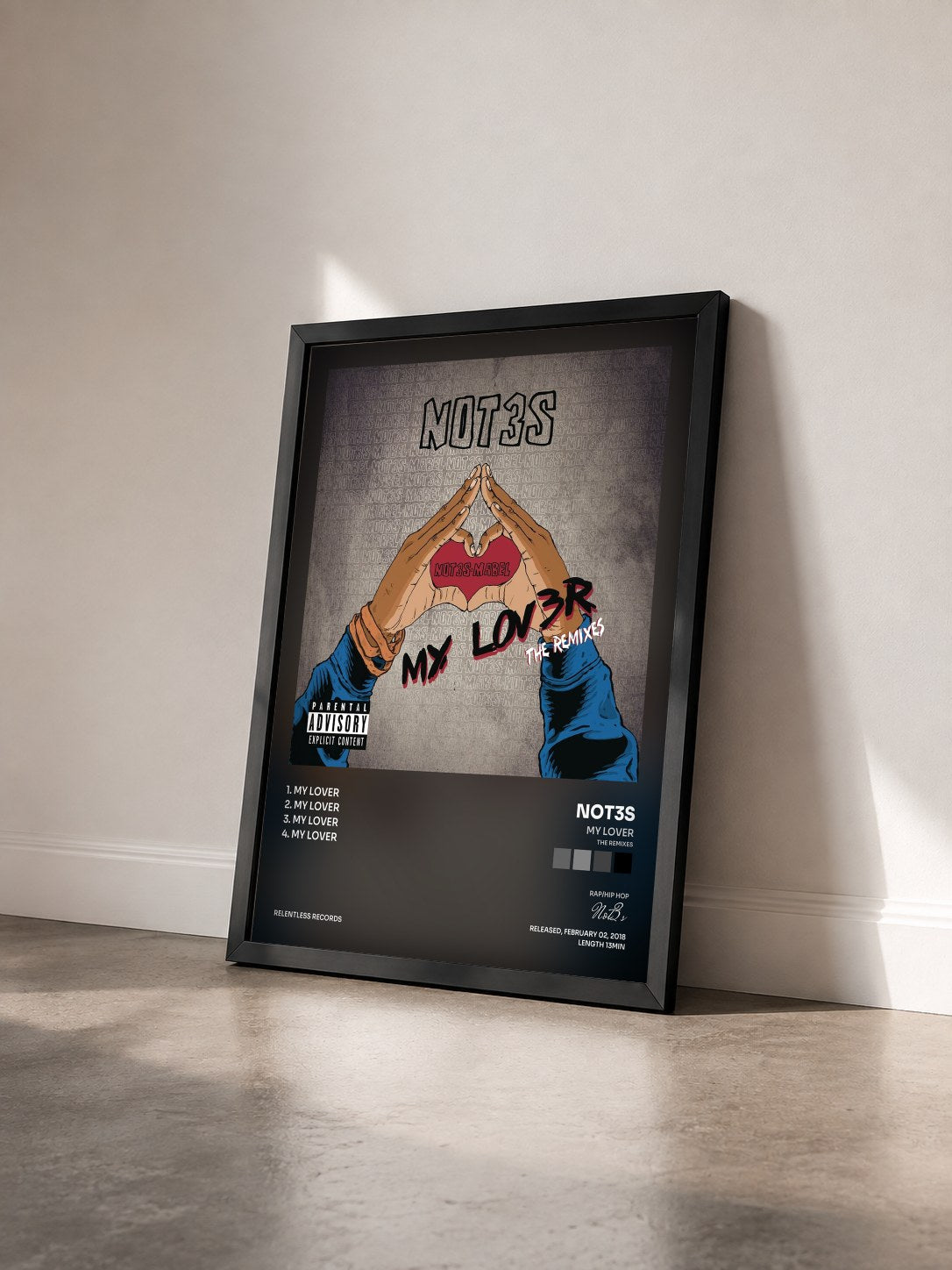 #noir Tableau de l'album My Lover (The Remixes) de Not3s vu de trois quarts, cadre noir