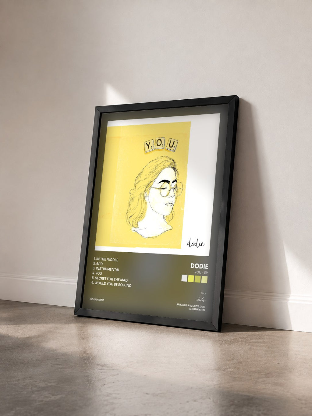 #noir Tableau de l'album You - EP de dodie vu de trois quarts, cadre noir