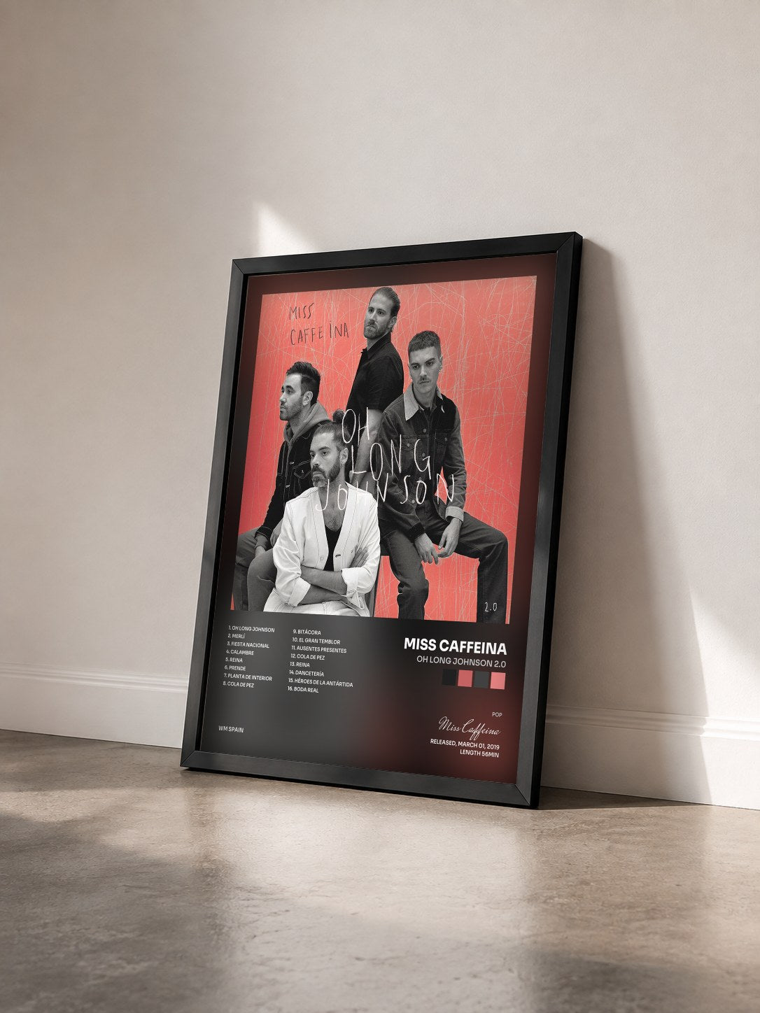 #noir Tableau de l'album Oh Long Johnson 2.0 de Miss Caffeina vu de trois quarts, cadre noir