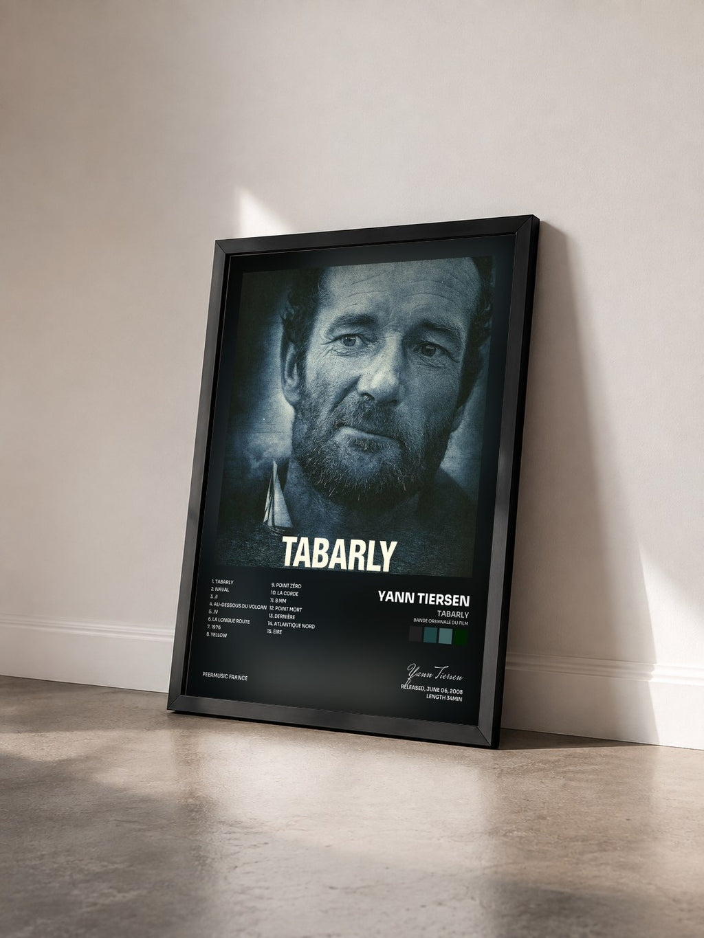 #noir Tabarly (Bande originale du film) di Yann Tiersen in stampa incorniciata vista di tre quarti, cornice nera