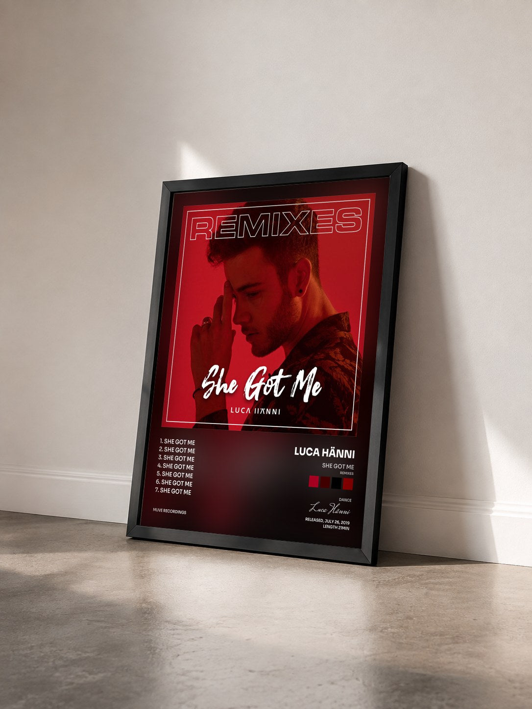 #noir Tableau de l'album She Got Me (Remixes) de Luca Hänni vu de trois quarts, cadre noir