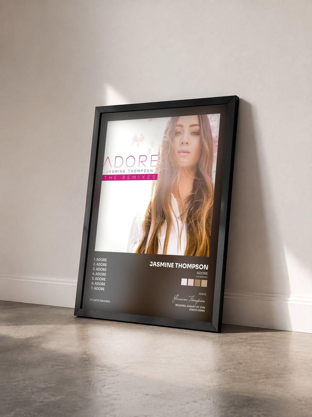 #noir Tableau de l'album Adore (The Remixes) de Jasmine Thompson vu de trois quarts, cadre noir