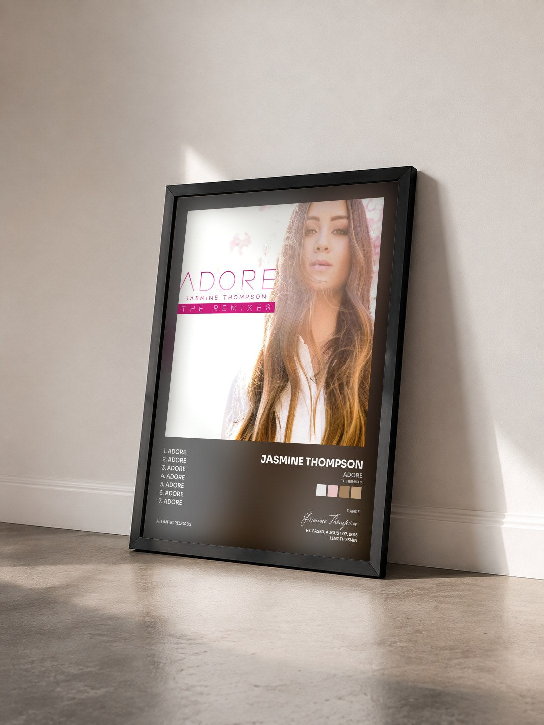#noir Tableau de l'album Adore (The Remixes) de Jasmine Thompson vu de trois quarts, cadre noir