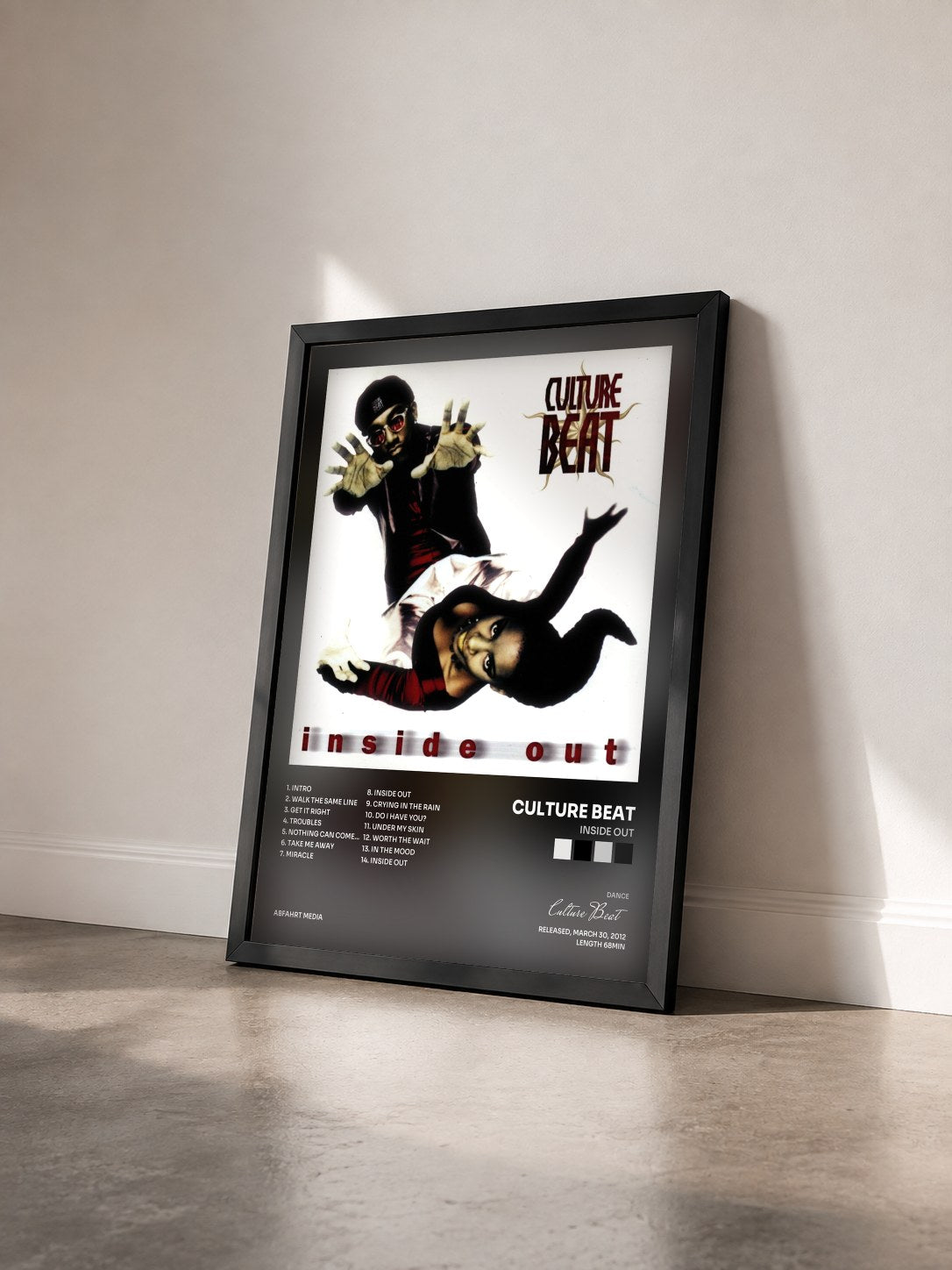 #noir Tableau de l'album Inside Out de Culture Beat vu de trois quarts, cadre noir