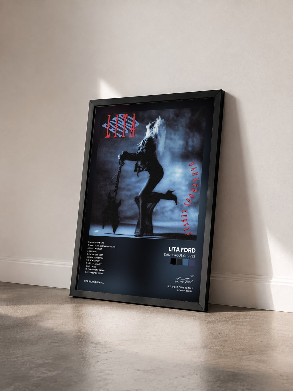 #noir Tableau de l'album Dangerous Curves de Lita Ford vu de trois quarts, cadre noir