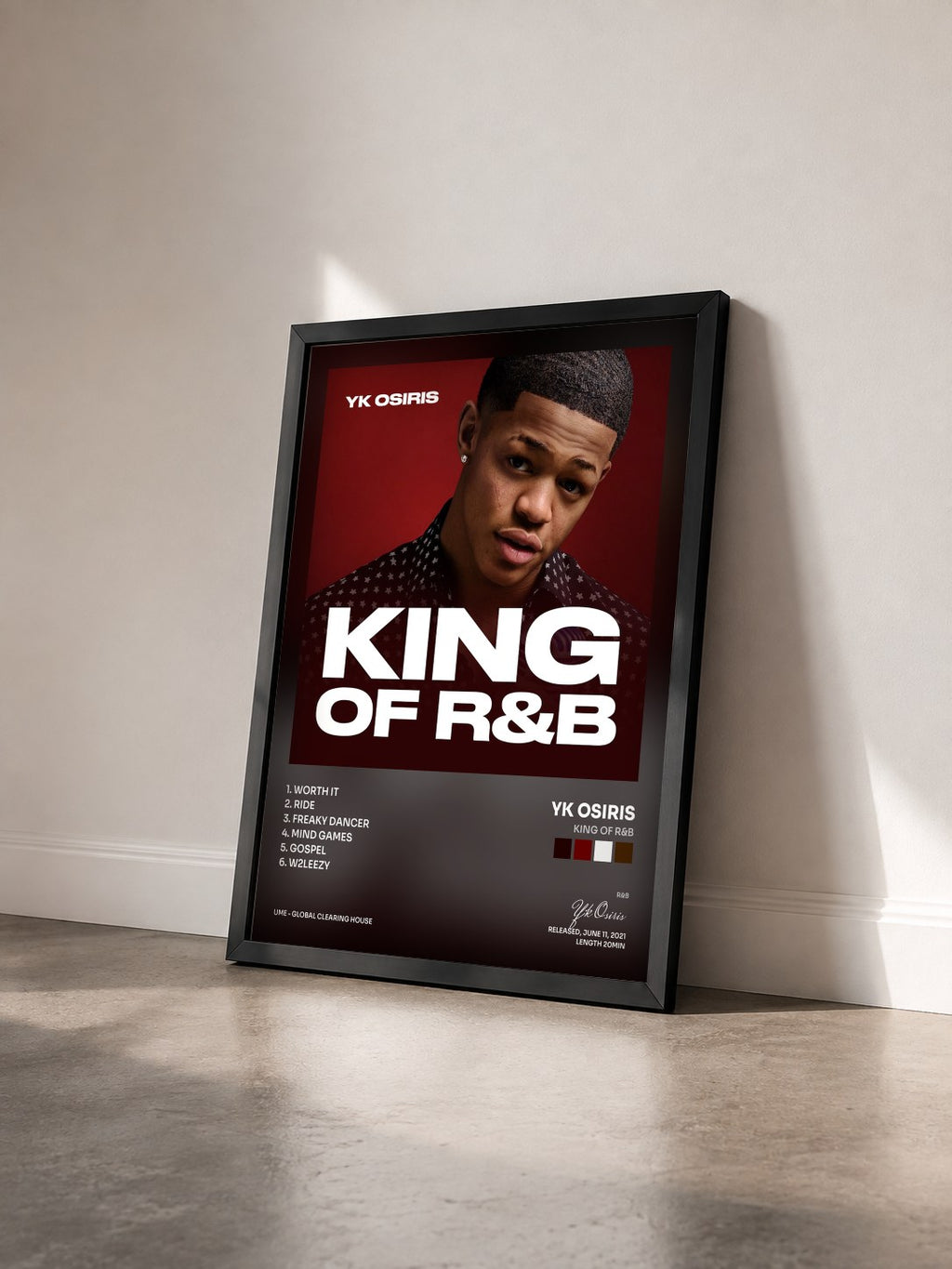 #noir Tableau de l'album King of R&B de Yk Osiris vu de trois quarts, cadre noir